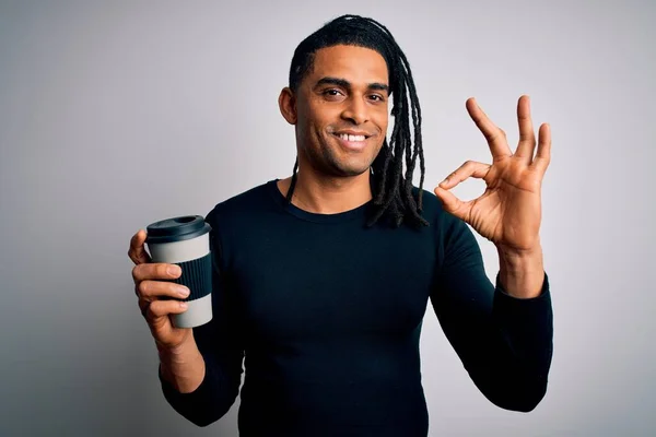 Jovem Afro Americano Africano Homem Beber Xícara Café Takeaway Sobre — Fotografia de Stock