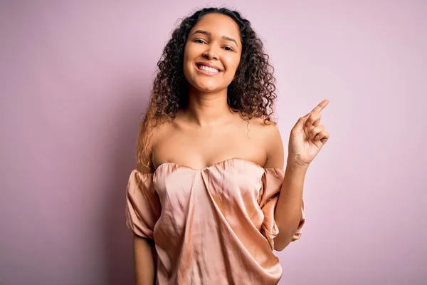 Young Beautiful Woman Curly Hair Wearing Casual Shirt Standing Pink — Stock Photo, Image