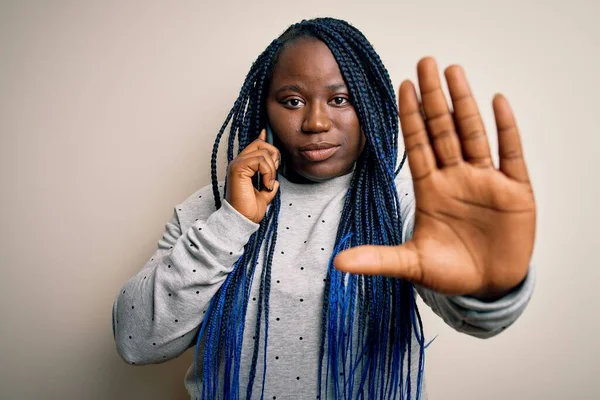 Jonge Afrikaans Amerikaanse Size Vrouw Met Vlechten Hebben Gesprek Praten — Stockfoto