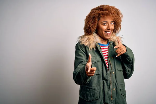 Giovane Bella Donna Afro Americana Con Capelli Ricci Indossa Cappotto — Foto Stock