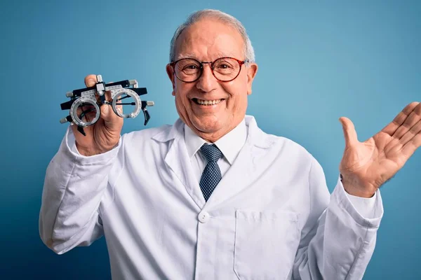 Senior Uomo Medico Ottico Dai Capelli Grigi Tenendo Occhiali Vista — Foto Stock