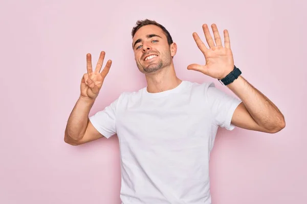 Schöner Mann Mit Blauen Augen Trägt Legeres Weißes Shirt Vor — Stockfoto