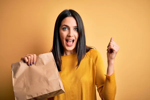 Jovem Morena Com Olhos Azuis Segurando Saco Papel Entrega Com — Fotografia de Stock