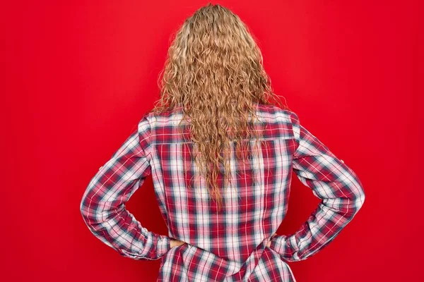 Young Beautiful Blonde Woman Wearing Casual Shirt Standing Isolated Red — Stock Photo, Image