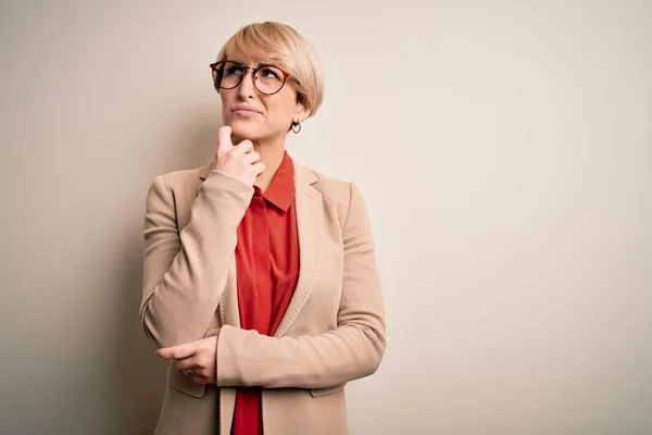 Mulher Negócios Loira Jovem Com Cabelo Curto Vestindo Óculos Jaqueta — Fotografia de Stock