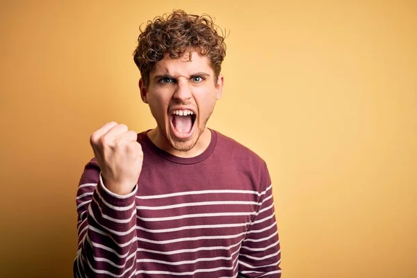 Jovem Loiro Bonito Homem Com Cabelo Encaracolado Vestindo Camisola Listrada — Fotografia de Stock