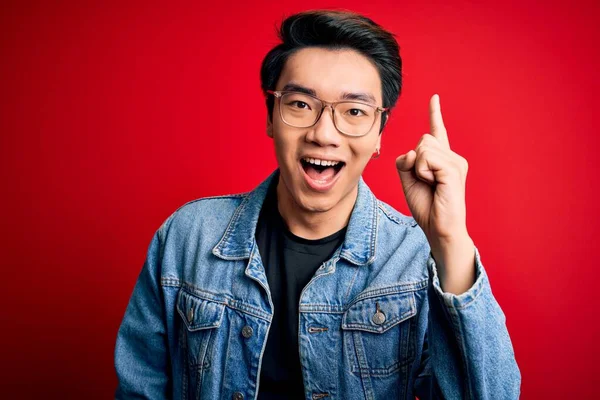 Jeune Bel Homme Chinois Portant Une Veste Denim Des Lunettes — Photo