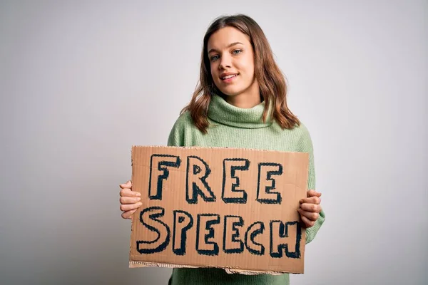 Młoda Blondynka Chorągwią Protestacyjną Wiadomością Wolności Słowa Szczęśliwą Twarzą Stojącą — Zdjęcie stockowe
