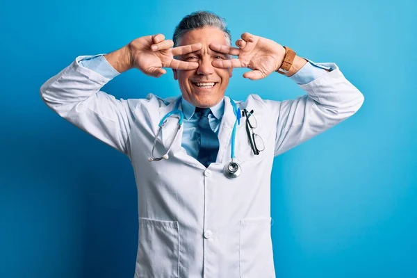 Médico Guapo Pelo Gris Mediana Edad Usando Abrigo Estetoscopio Azul — Foto de Stock