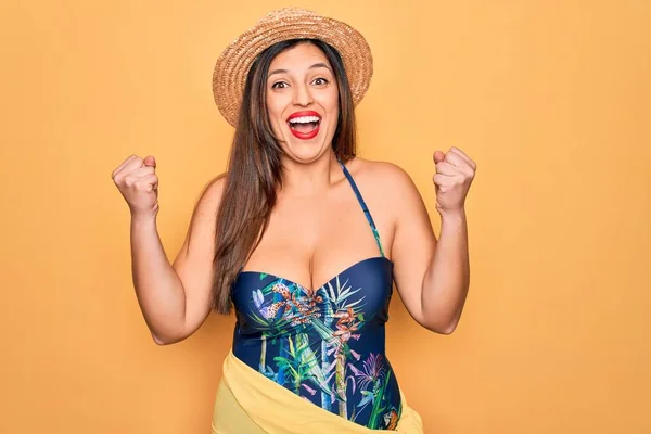 Ung Latinamerikansk Kvinna Bär Sommar Hatt Och Baddräkt Över Gul — Stockfoto