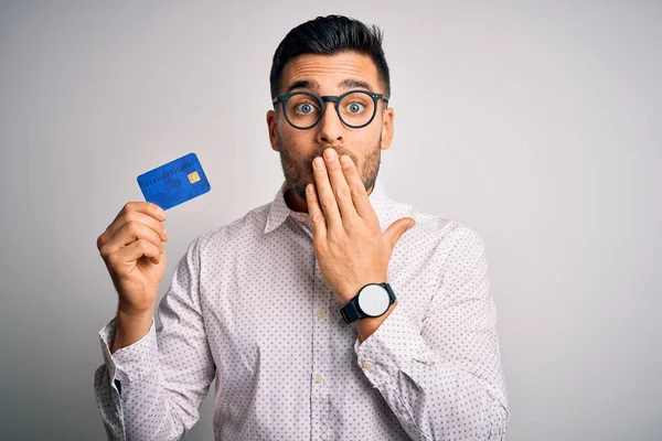 Joven Hombre Negocios Con Tarjeta Crédito Sobre Fondo Aislado Cubrir —  Fotos de Stock