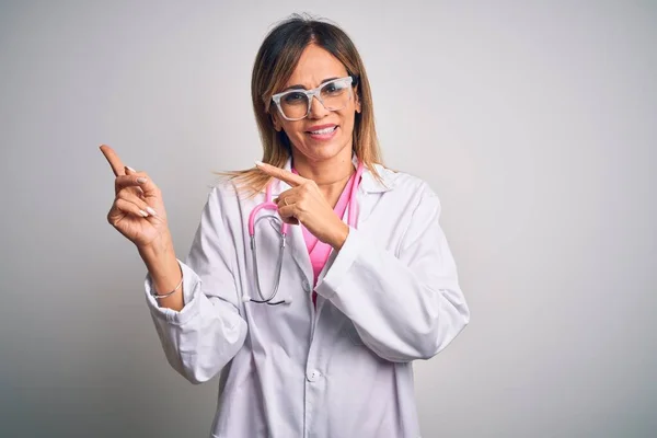 Średniego Wieku Piękna Lekarz Kobieta Różowym Stetoskopie Odizolowanym Białym Tle — Zdjęcie stockowe