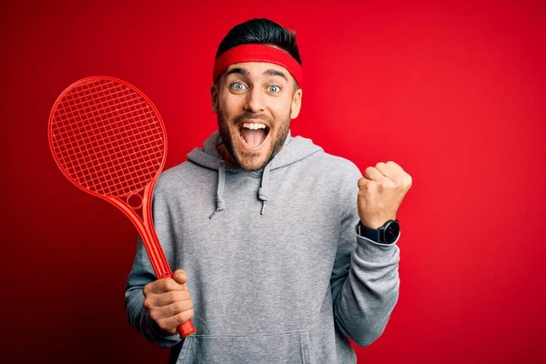 Junge Gut Aussehende Sportler Mit Tennisschläger Sportbekleidung Vor Rotem Hintergrund — Stockfoto