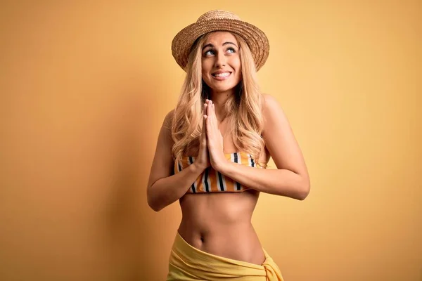 Junge Schöne Blonde Frau Urlaub Mit Bikini Und Hut Vor — Stockfoto