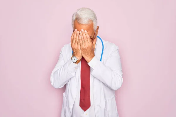 Orta Yaşlı Kır Saçlı Steteskop Takan Yaşlı Bir Doktor Ağlarken — Stok fotoğraf