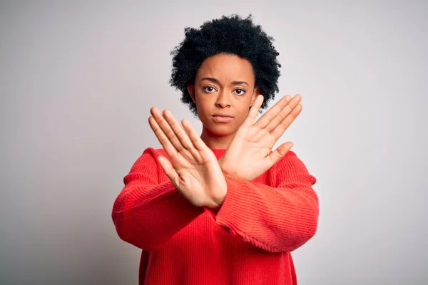 Joven Hermosa Afroamericana Afro Mujer Con Pelo Rizado Usando Suéter —  Fotos de Stock