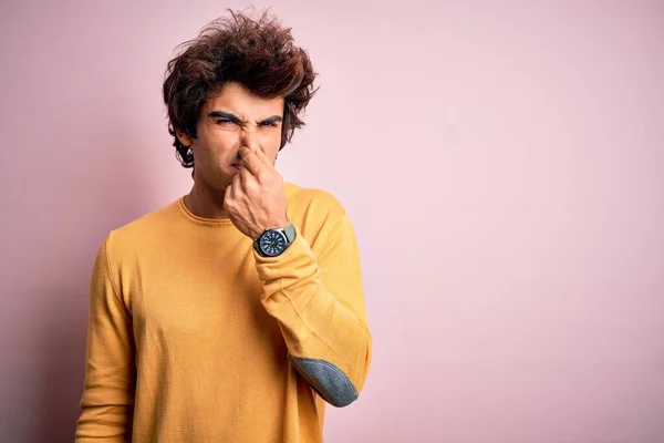 Joven Hombre Guapo Con Camiseta Casual Amarilla Pie Sobre Fondo —  Fotos de Stock