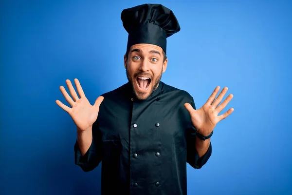 Joven Hombre Guapo Chef Con Barba Con Uniforme Cocina Sombrero — Foto de Stock