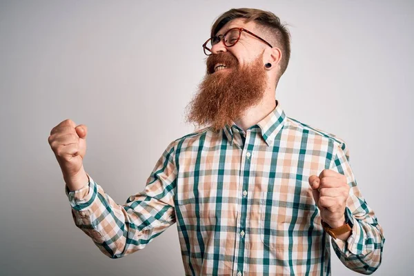 Bello Irlandese Rossa Uomo Con Barba Indossa Occhiali Camicia Hipster — Foto Stock