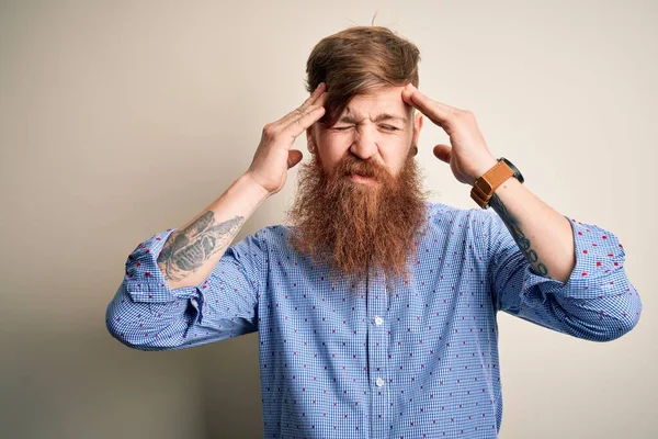 Guapo Irlandés Pelirrojo Hombre Negocios Con Barba Pie Sobre Fondo —  Fotos de Stock