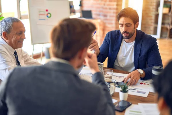 Grupo Trabajadores Empresariales Que Trabajan Juntos Sentado Escritorio Usando Ordenador — Foto de Stock