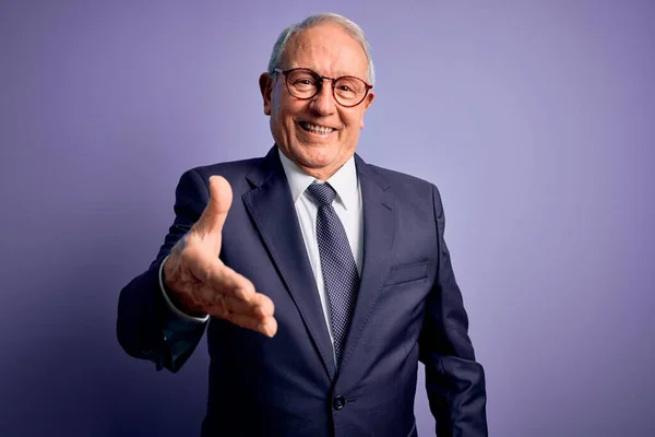 Hombre Negocios Senior Pelo Gris Con Gafas Elegante Traje Corbata —  Fotos de Stock