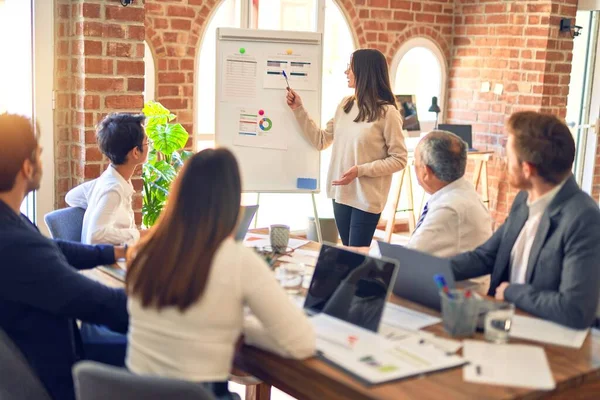 Grupo Trabajadores Empresariales Que Trabajan Juntos Una Reunión Uno Ellos — Foto de Stock