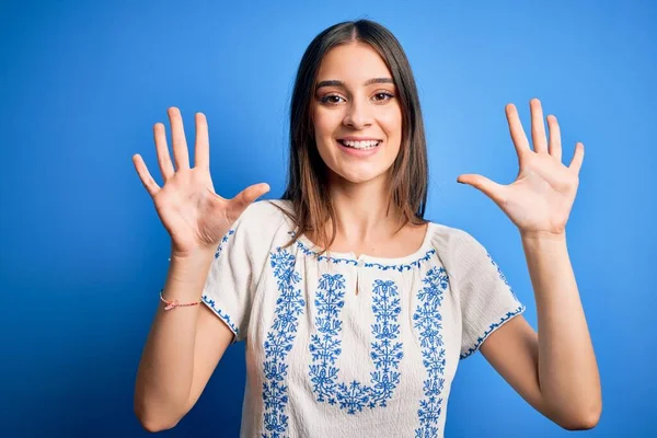 Jong Mooi Brunette Vrouw Dragen Casual Shirt Staande Blauwe Achtergrond — Stockfoto