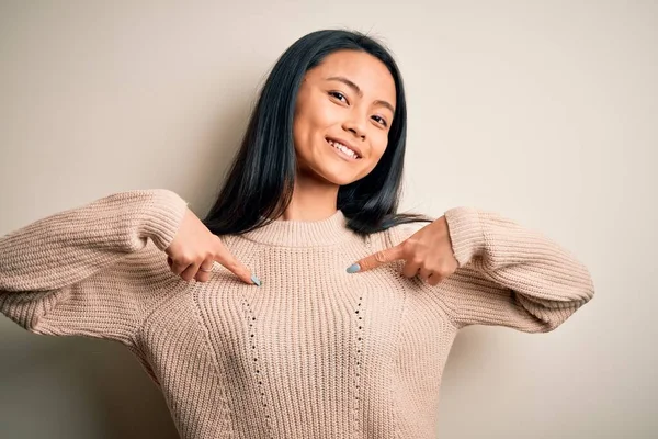 Young Beautiful Chinese Woman Wearing Casual Sweater Isolated White Background — 스톡 사진