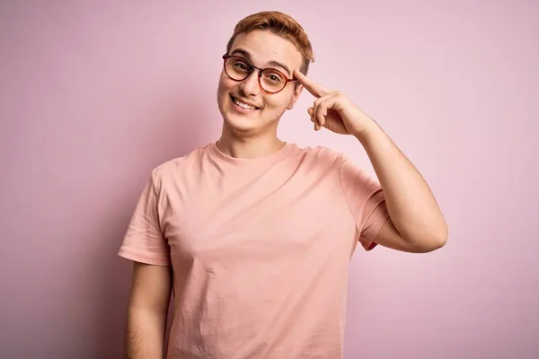 Ung Stilig Rödhårig Man Bär Casual Shirt Stående Över Isolerade — Stockfoto