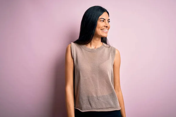 Young Beautiful Hispanic Fashion Woman Wearing Sweater Pink Background Looking — Stock Photo, Image