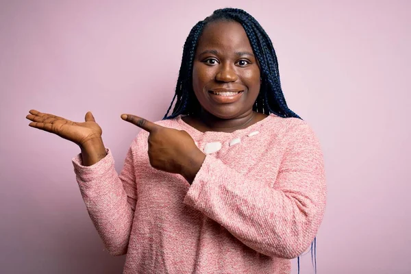 Afro Americano Más Mujer Tamaño Con Trenzas Con Suéter Casual — Foto de Stock