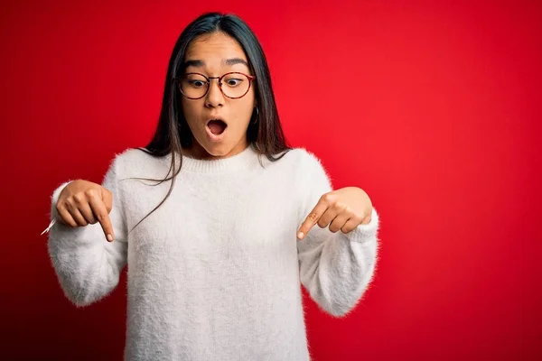 Joven Hermosa Mujer Asiática Usando Suéter Casual Gafas Sobre Fondo —  Fotos de Stock