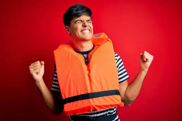 Молодий Красивий Чоловік Помаранчевій Куртці Безпеки Ізольованому Червоному Тлі Дуже — стокове фото