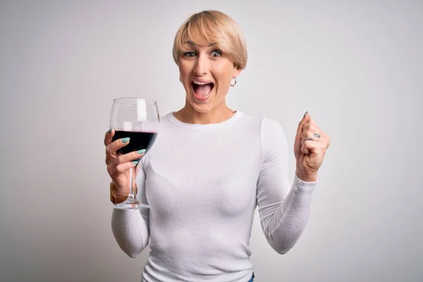 Jovem Loira Com Cabelo Curto Bebendo Copo Vinho Tinto Sobre — Fotografia de Stock