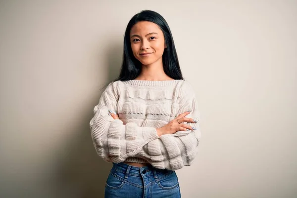 Giovane Bella Donna Cinese Indossa Maglione Casual Sfondo Bianco Isolato — Foto Stock