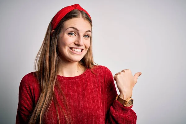 Joven Hermosa Pelirroja Vistiendo Suéter Casual Rojo Diadema Sobre Fondo —  Fotos de Stock