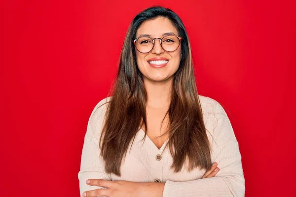 Jonge Latijns Amerikaanse Slimme Vrouw Met Een Bril Rood Geïsoleerde — Stockfoto