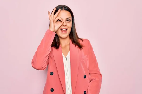 Young Beautiful Brunette Businesswoman Wearing Elegant Jacket Isolated Pink Background — Stock Photo, Image