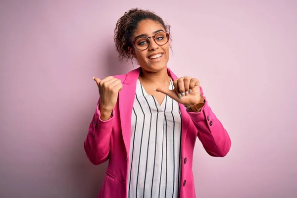 Belle Femme Affaires Afro Américaine Portant Une Veste Des Lunettes — Photo