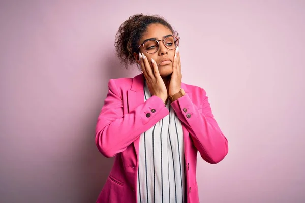 Όμορφη Αφροαμερικανίδα Επιχειρηματίας Φορώντας Σακάκι Και Γυαλιά Πάνω Από Ροζ — Φωτογραφία Αρχείου