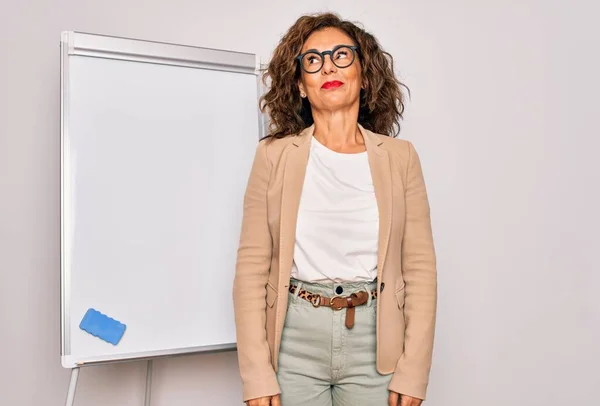 Mulher Negócios Sênior Meia Idade Apresentação Seminário Por Quadro Negro — Fotografia de Stock