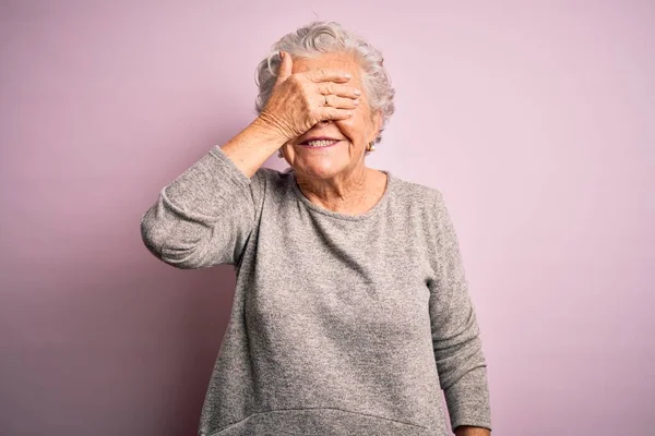 Ältere Schöne Frau Lässigem Shirt Vor Isoliertem Rosa Hintergrund Lächelnd — Stockfoto