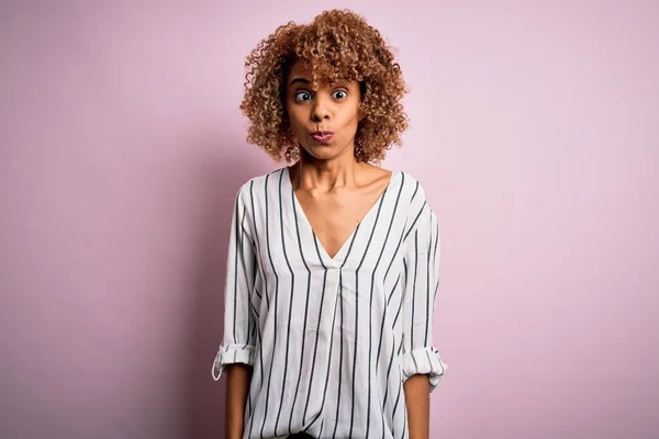 Vacker Afrikansk Amerikansk Kvinna Med Lockigt Hår Bär Randig Shirt — Stockfoto