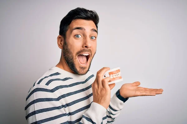 Homem Bonito Jovem Com Barba Segurando Dentes Dentadura Plástico Sobre — Fotografia de Stock