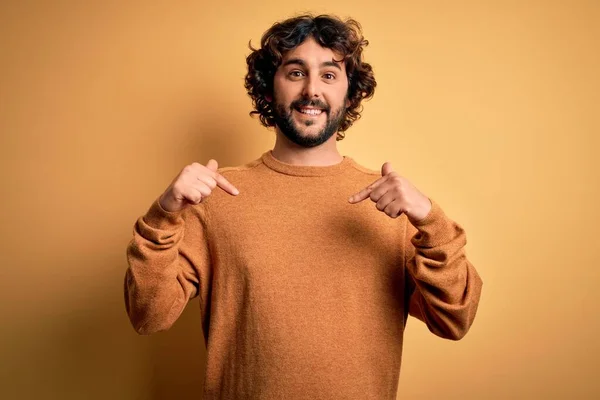 Homem Bonito Jovem Com Barba Vestindo Camisola Casual Sobre Fundo — Fotografia de Stock