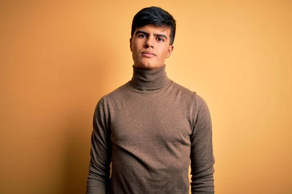 터틀넥 스웨터를 잘생긴 청년은 얼굴에 표정을 지었다 단순하고 자연스럽게 카메라를 — 스톡 사진
