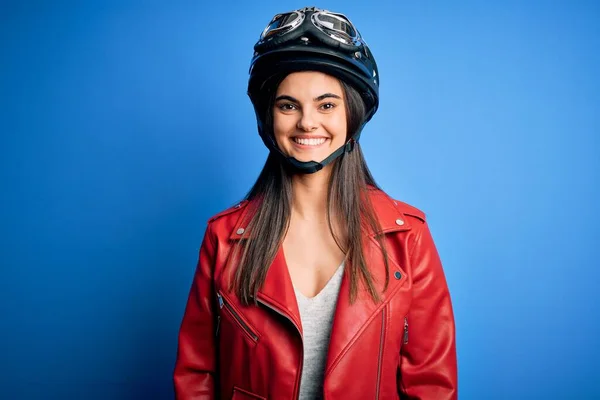 若い美しいブルネットのオートバイの女性は 顔に幸せでクールな笑顔でオートバイのヘルメットとジャケットを着ています 運のいい人 — ストック写真