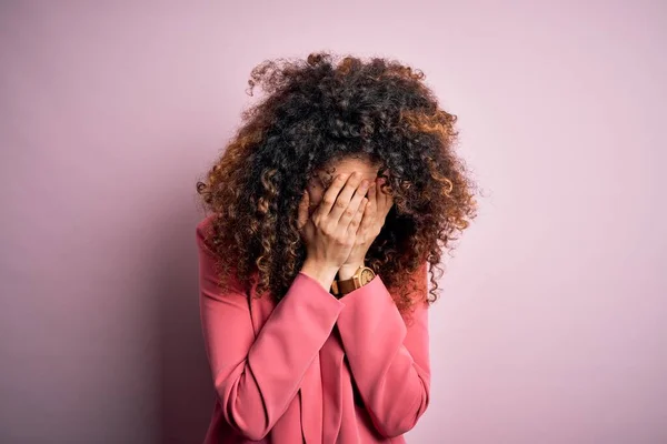 Jeune Belle Femme Affaires Avec Les Cheveux Bouclés Percing Portant — Photo