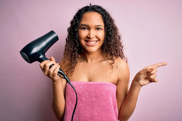 Hermosa Mujer Con Pelo Rizado Usando Toalla Ducha Después Del —  Fotos de Stock